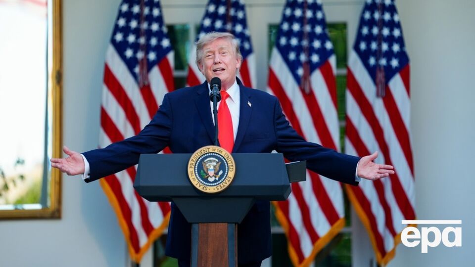 "Ласкаво просимо, але поводьтеся добре!" Фото Трампа розмістять на ювілейному паспорті США
