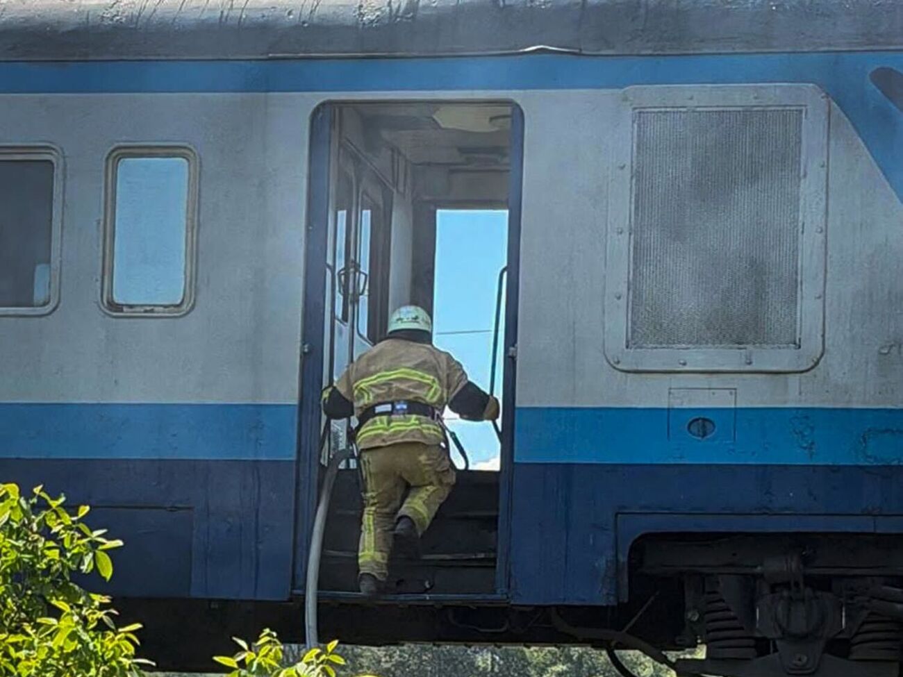 На Закарпатті під час руху загорівся поїзд, пасажирів евакуювали машиністи. Фото