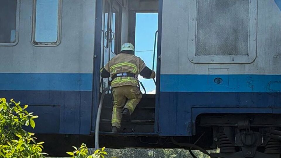 На Закарпатті під час руху загорівся поїзд, пасажирів евакуювали машиністи. Фото