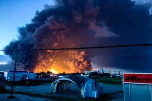 "Ошаліти! Що це відбувається?" У Росії атаковано НПЗ – основного постачальника пального до Криму, дим видно за 100 км. Відео