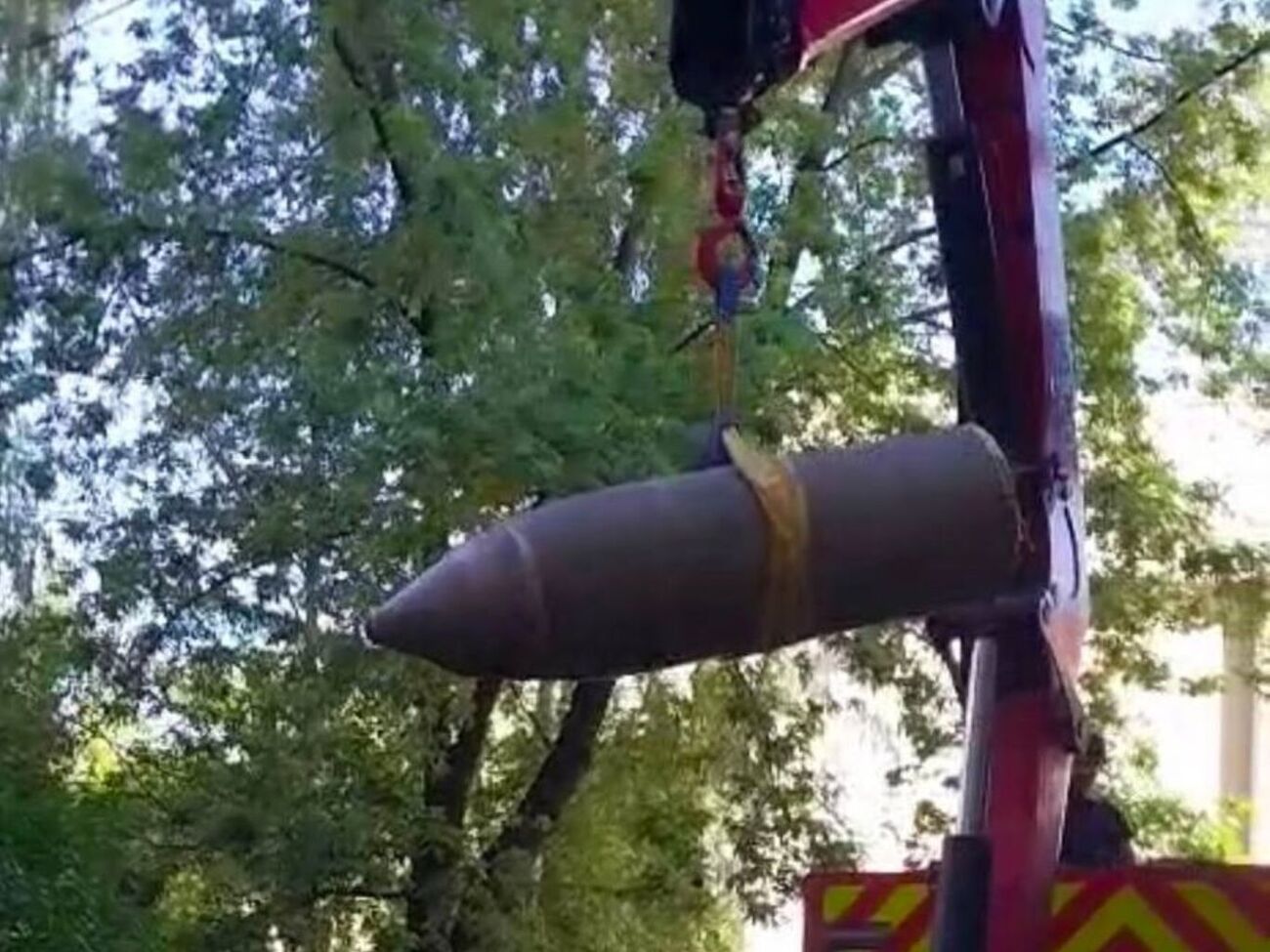 У Києві бойова частина ракети впала біля багатоповерхівки. Фото