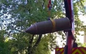 У Києві бойова частина ракети впала біля багатоповерхівки. Фото