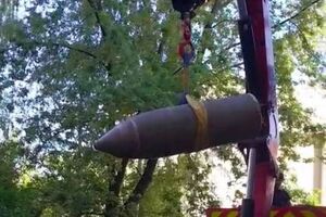 У Києві бойова частина ракети впала біля багатоповерхівки. Фото