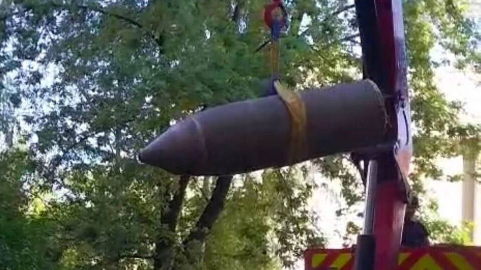 В Киеве боевая часть ракеты упала возле многоэтажного дома. Фото