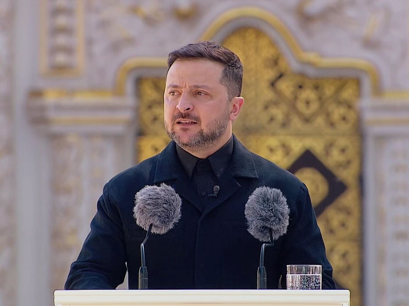 "Где упал Ленин – там прочно будет стоять Мазепа". Зеленский анонсировал новый памятник в центре Киева