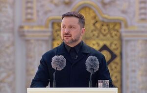 "Где упал Ленин – там прочно будет стоять Мазепа". Зеленский анонсировал новый памятник в центре Киева