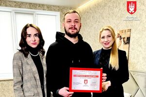 "Плацдарм для новой жизни". "Сердце Азовстали" передало квартиру защитнику Мариуполя Юрию Рябченко