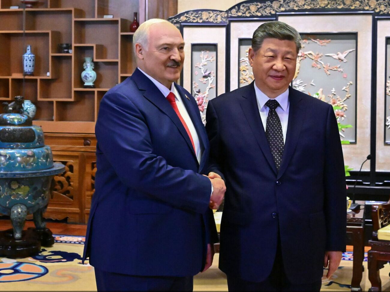 Почему Лукашенко срочно полетел к Си Цзиньпину после ночи с Путиным на Валдае. Главное