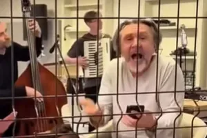 "Не в того просите", "У дідуся прізвище Кабаєв". Шнуров за ґратами заспівав про бензинову кризу. Відео