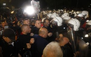 В Албании тысячи людей вышли на эко-протест. При чем здесь зять Трампа