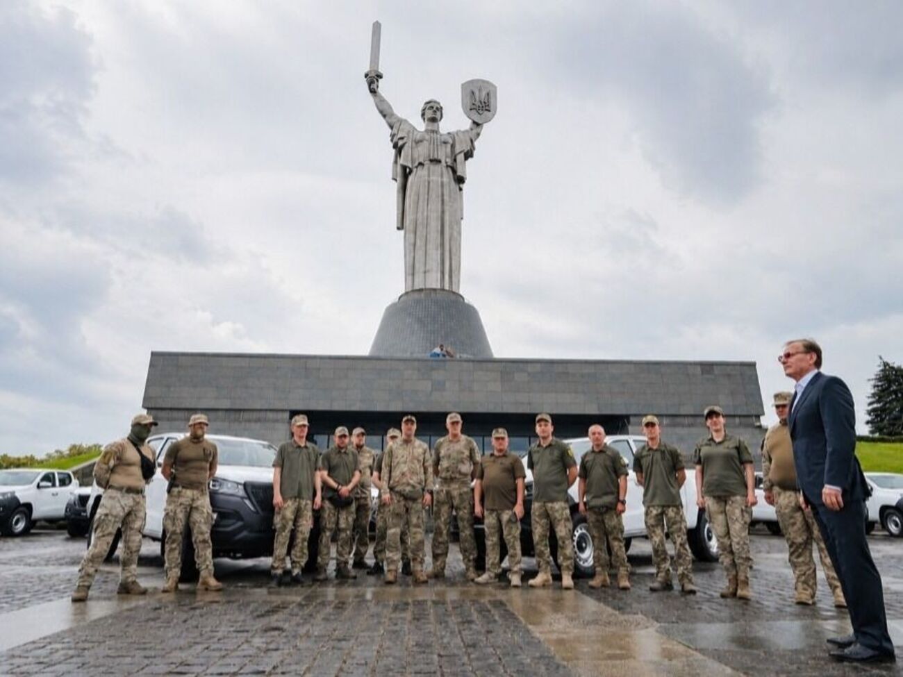 "Метінвест" передав позашляховики бойовим бригадам на запорізький напрямок
