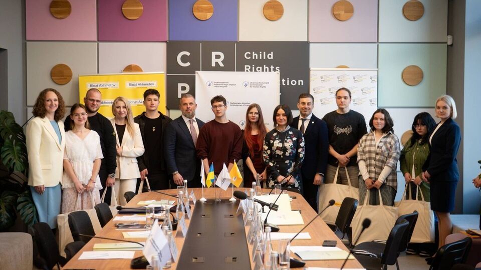 Фонд Ріната Ахметова запускає пілотний проєкт для молодих людей, які повернулися з депортації й окупації