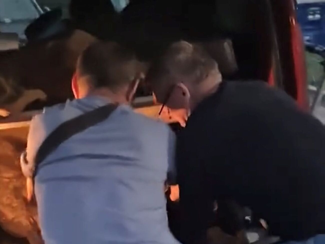 Кинув до багажника й вивіз у невідомому напрямку. У Варшаві українця звинуватили у викраденні "легенди". Відео