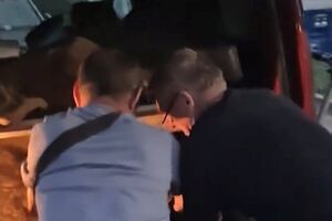 Бросил в багажник и увез в неизвестном направлении. В Варшаве украинца обвинили в похищении "легенды". Видео
