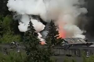 В Туле прогремел взрыв на оружейном производстве. Пожарники остановили тушение, и огонь вновь усилился. Видео