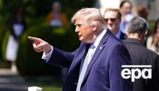 18 каратів золота, 321 діамант і 75 каменів. Трампу подарували ексклюзивний перстень. Фото