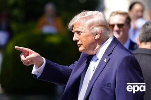 18 каратів золота, 321 діамант і 75 каменів. Трампу подарували ексклюзивний перстень. Фото