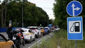 "Як у Зімбабве", "позорисько", "спасибо Путину за это". Що відбувається з бензином у РФ і як реагують росіяни