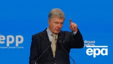 Розмова на підвищених тонах і російські мати. ЗМІ дізналися деталі першої за роки зустрічі Порошенка й Зеленського