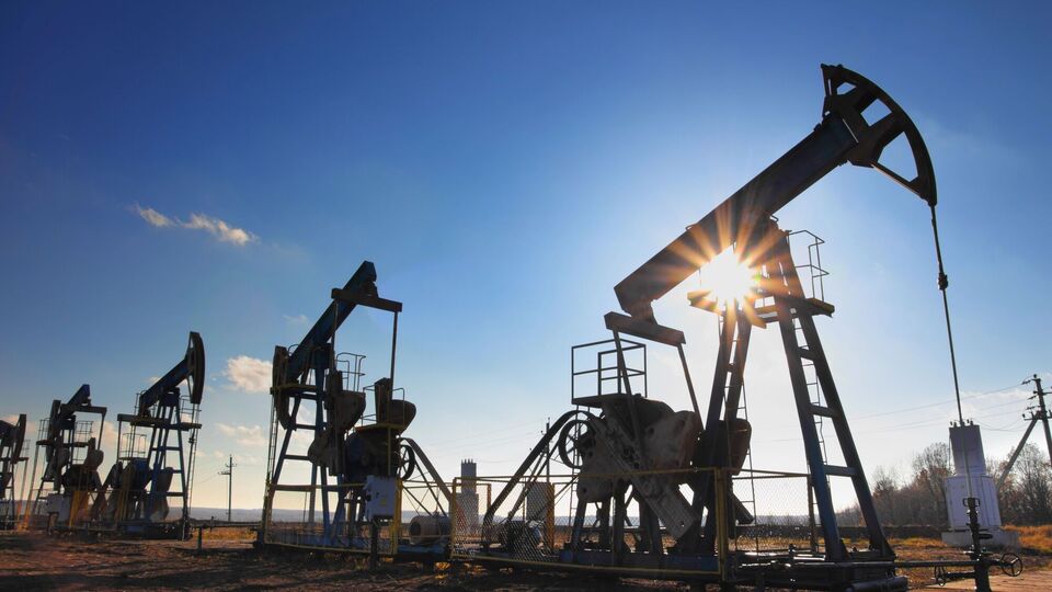 Нафта дешевшає на тлі перемир’я між Ізраїлем і Ліваном. Аналітики попереджають про ризики