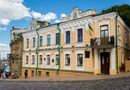 Связали ремнями и вывезли. Из центра Киева двое мужчин забрали скандальный памятник. Видео
