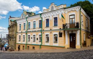 Зв'язали ременями й вивезли. Із центру Києва двоє чоловіків забрали скандальний пам'ятник. Відео