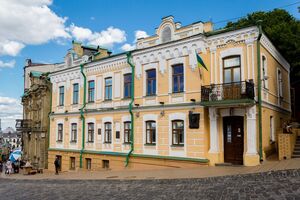 Зв'язали ременями й вивезли. Із центру Києва двоє чоловіків забрали скандальний пам'ятник. Відео