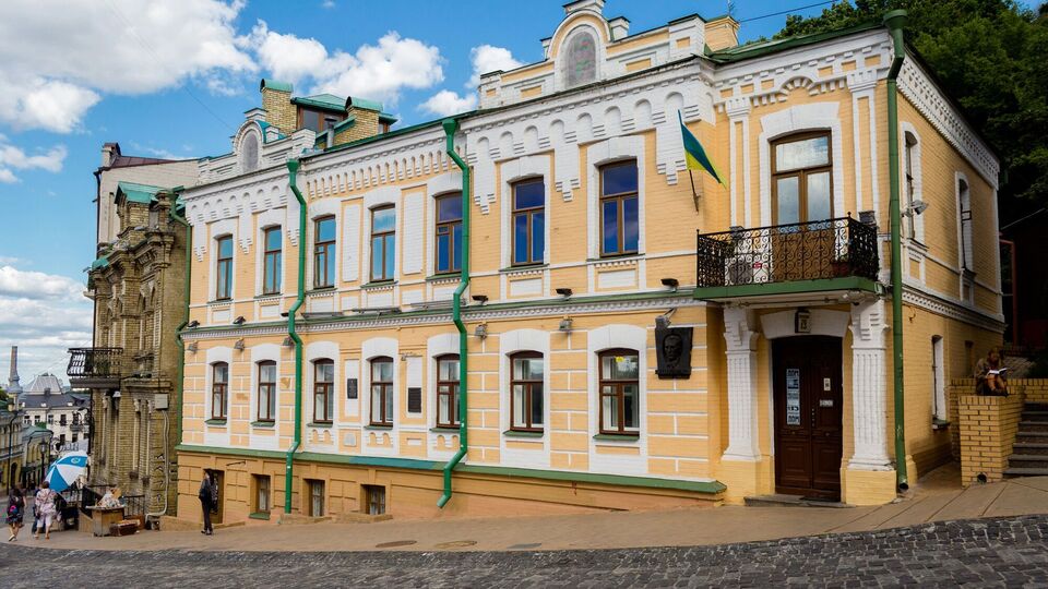 Связали ремнями и замаскировали. Из центра Киева двое мужчин увезли скандальный памятник. Видео