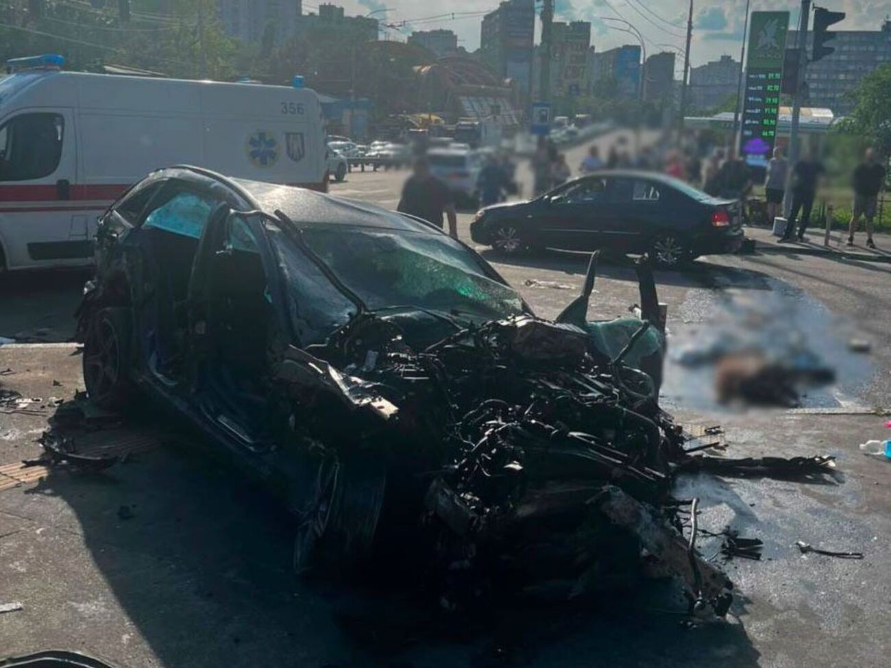 В Киеве Mercedes влетел в людей в подземном переходе, есть погибшие. Как это произошло