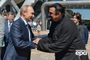 "Він проковтнув Депардьє". Сігал "прикотився" до Пітера і став посміховиськом у мережі. Фото