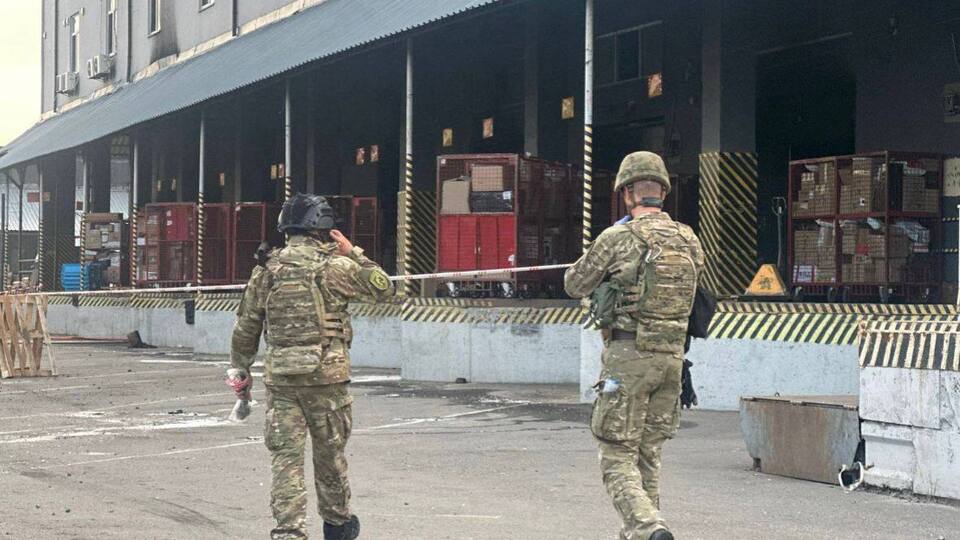 У Києві на поштовому терміналі стався вибух. У поліції заявили про теракт. Що відомо