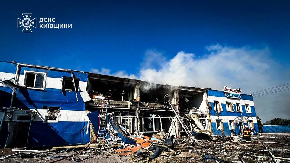 Дрони РФ зруйнували будівлю заводу молочної продукції для дітей під Києвом. Є загиблі