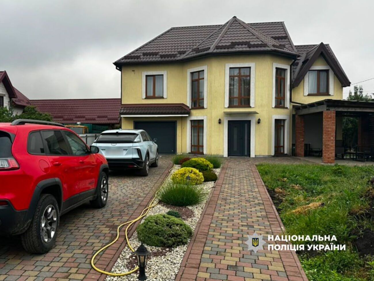Елітні автівки та мільйони готівки. У посадовців ВЛК провели масові обшуки по всій Україні. Відео