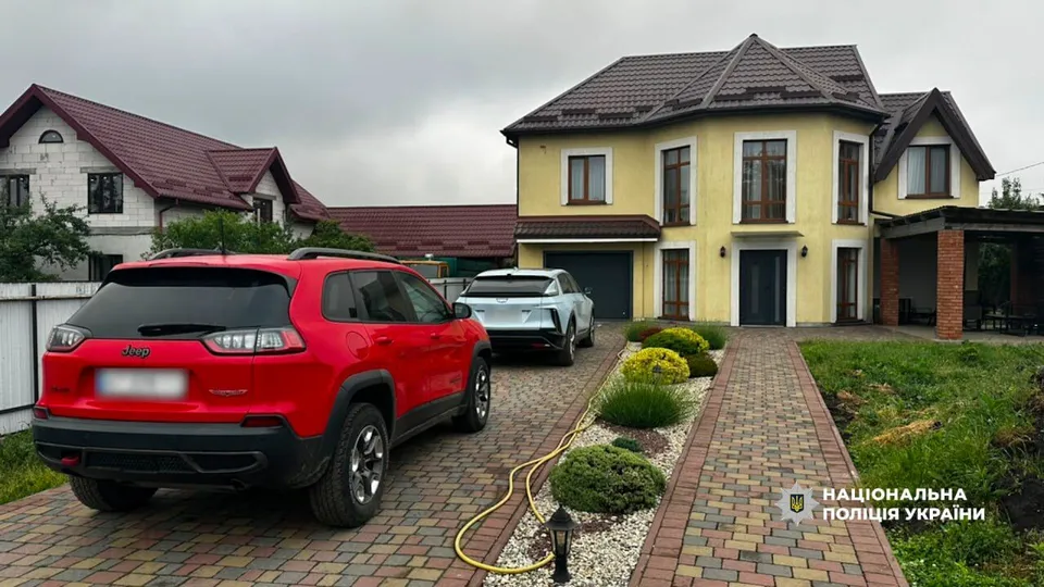 Елітні автівки й мільйони готівки. У посадовців ВЛК провели масові обшуки по всій Україні. Відео