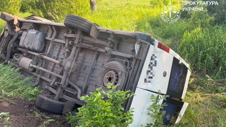 Їхали на екскурсію. У Харківській області перекинувся повний автобус зі школярами. Подробиці