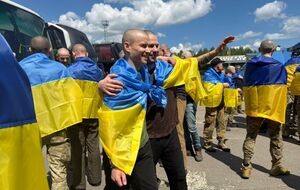 "Сынок, не плачь, я дома". Украина вернула из российского плена защитников и гражданского