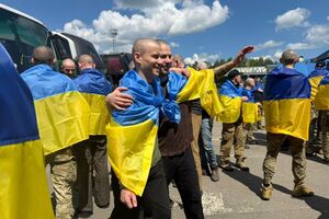 "Синку, не плач, я вдома". Україна повернула з російського полону захисників і цивільного