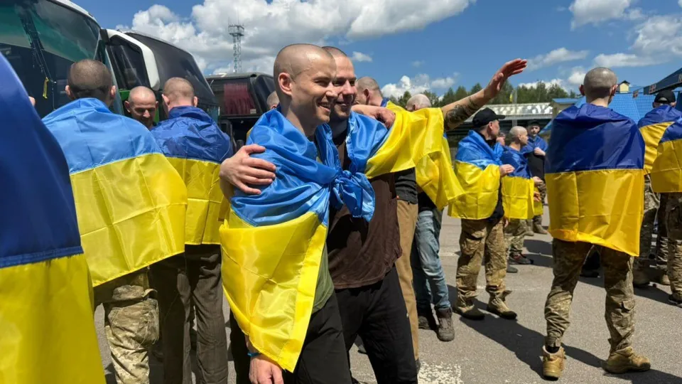 "Синку, не плач, я вдома". Україна повернула з російського полону захисників і цивільного