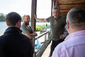 Кличко показал, как в Киеве проходит реабилитация ветеранов во время отдыха на природе