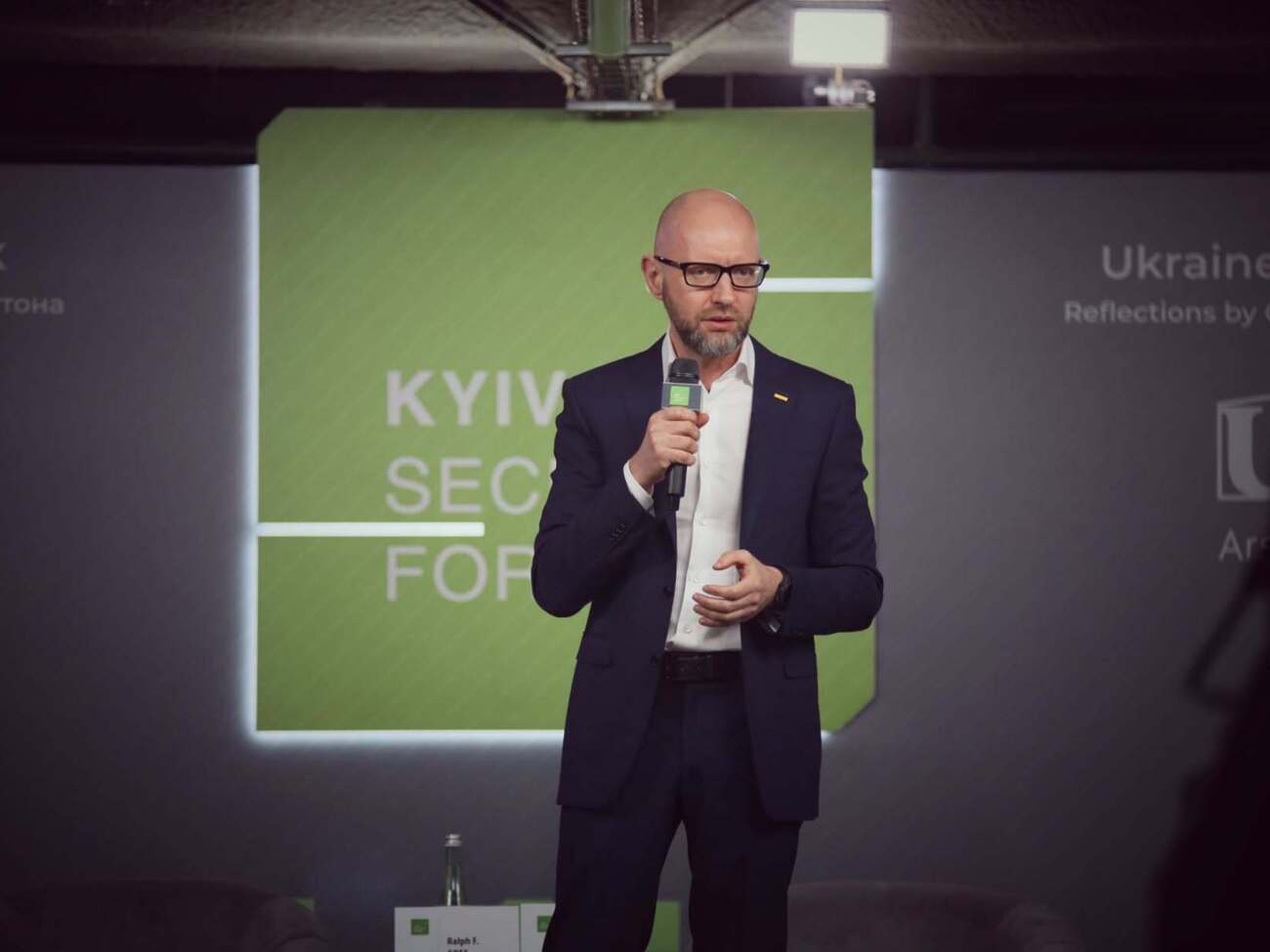 Президент Узбекистану на ПМЕФ виглядав на три голови вище Путіна