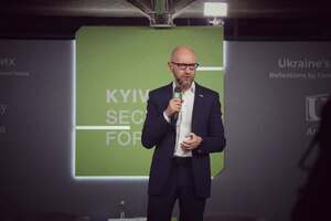 Президент Узбекистану на ПМЕФ виглядав на три голови вище Путіна