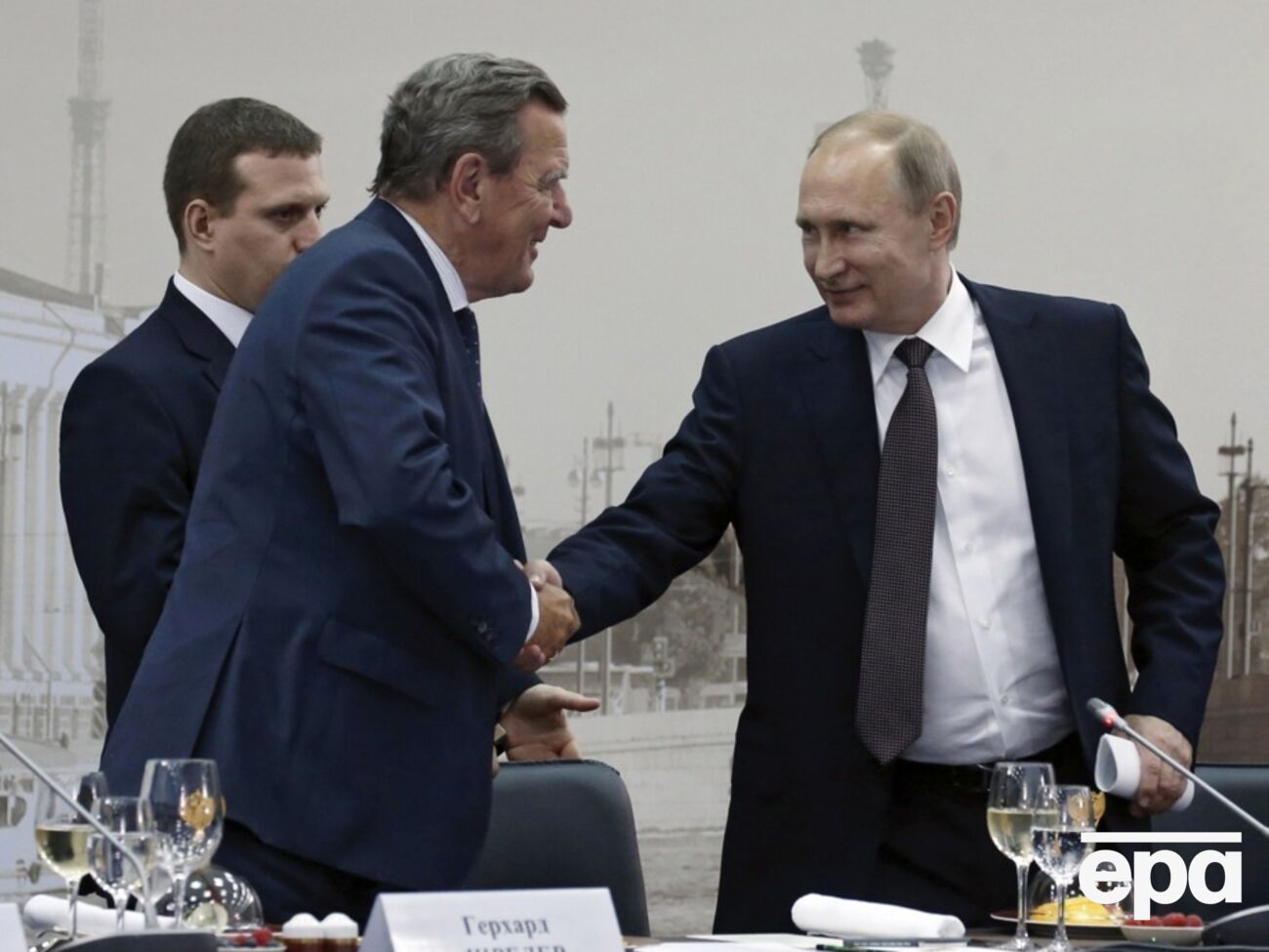 У Кремлі підтвердили "дружню" зустріч Путіна з Шредером