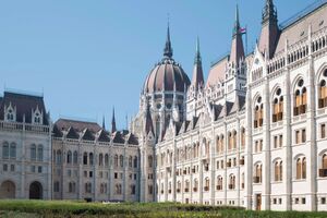 Угорщина припинила видавати візи громадянам із трьох країн. Що відомо