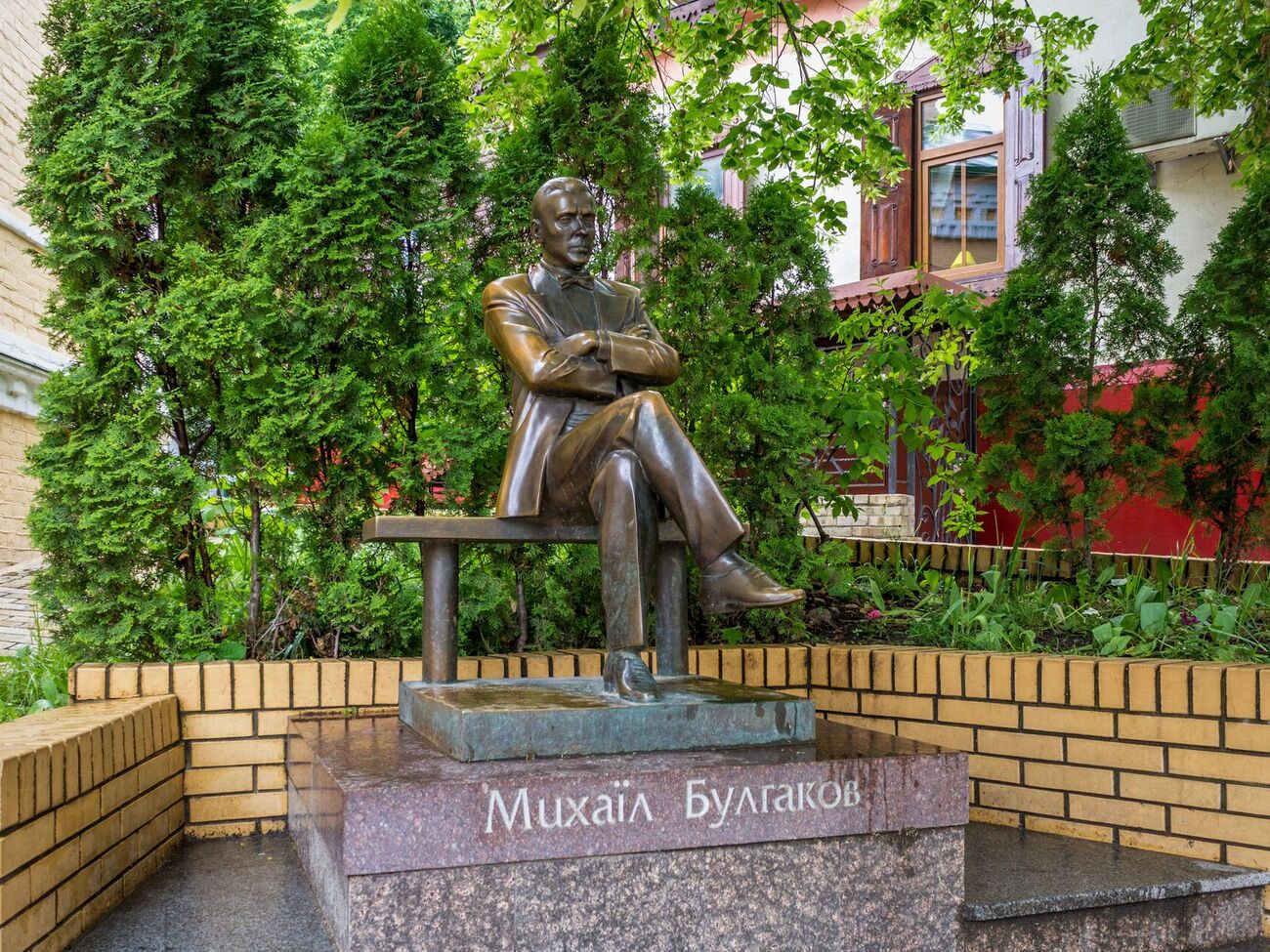 Корогодському соромно, військовим – байдуже. В мережі вирує "срач" через Булгакова