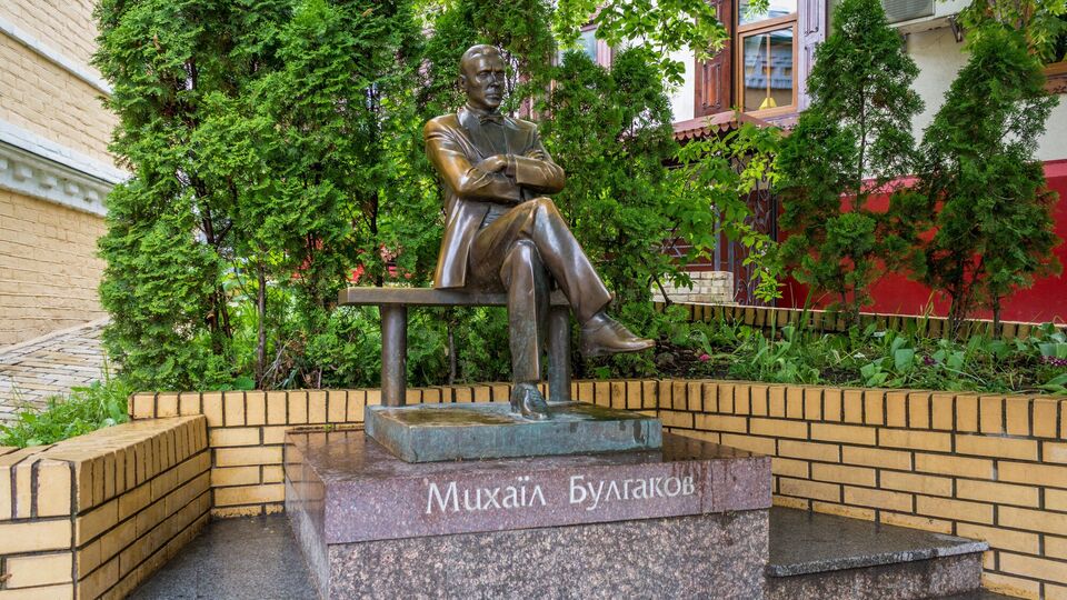 Корогодському соромно, військовим байдуже. У мережі вирує "срач" через Булгакова