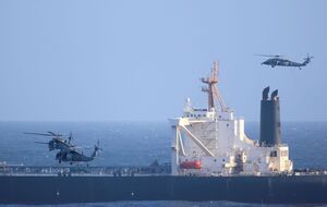 Военные США высадились на подсанкционное судно в Индийском океане. Фото, видео