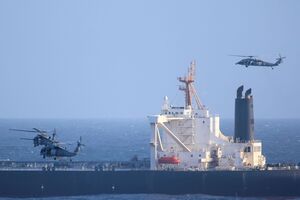Военные США высадились на подсанкционное судно в Индийском океане. Фото, видео