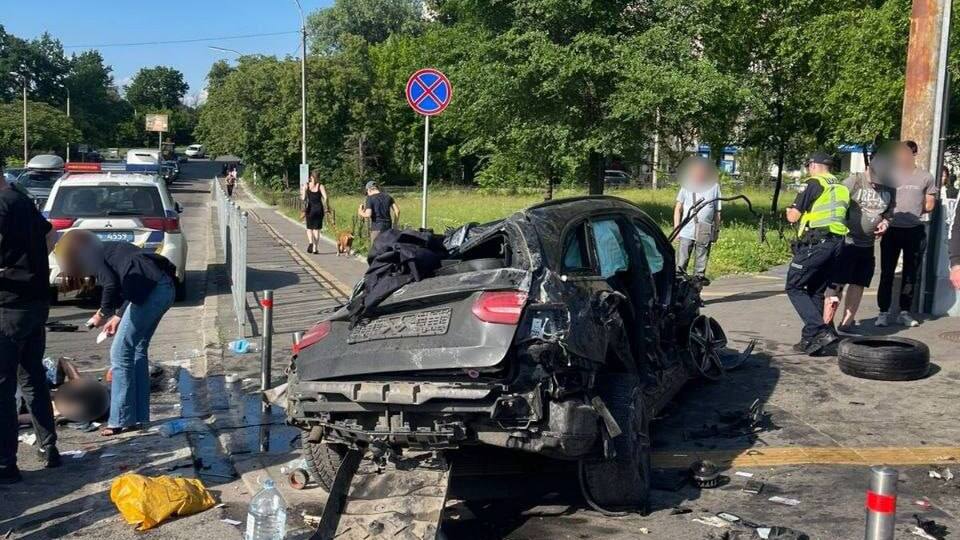 "Зафіксовано 39 порушень". Що відомо про водія Mercedes, який насмерть збив людей у Києві