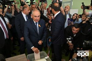 У Вірменії стартували вибори. Пашинян проголосував і відповів на погрози про "український сценарій"