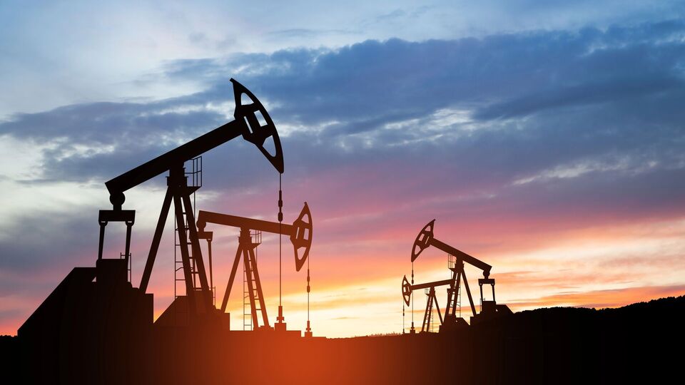 Ціни на нафту злетіли після ударів Ізраїлю по Ірану. Ринок боїться великого збою в постачанні